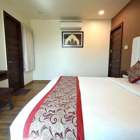 Hotel Fun Park Sanand ภายนอก รูปภาพ