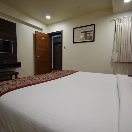 Hotel Fun Park Sanand ภายนอก รูปภาพ