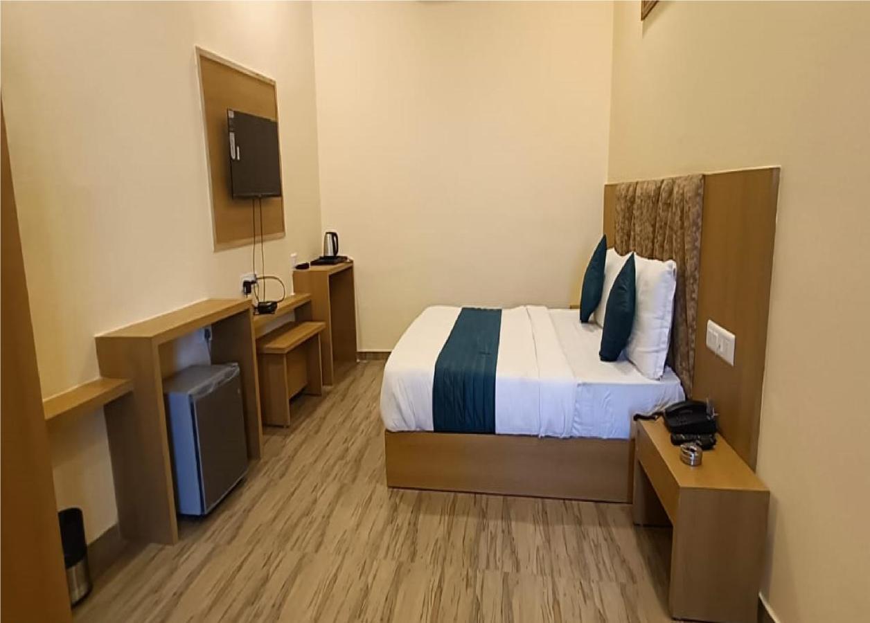 Hotel Fun Park Sanand ภายนอก รูปภาพ