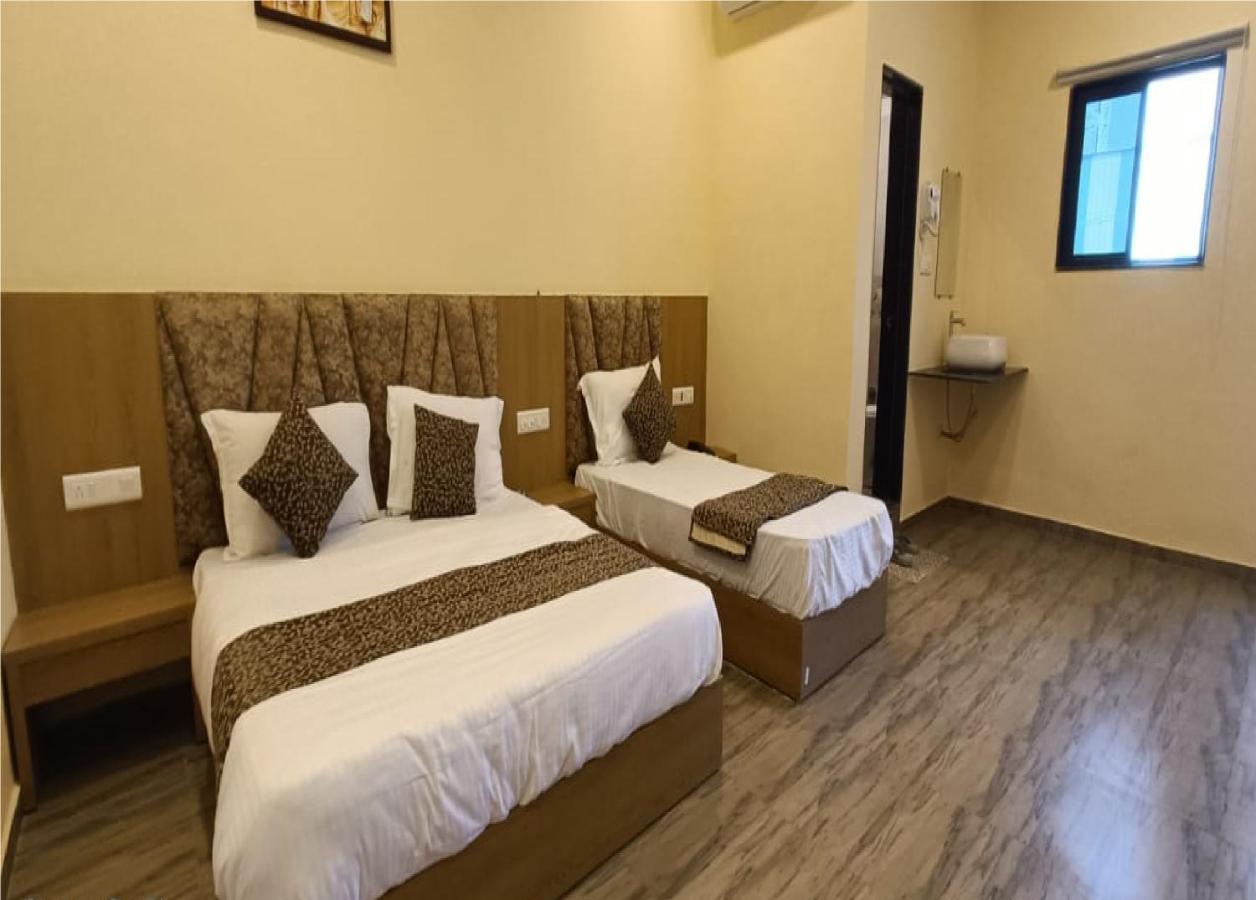 Hotel Fun Park Sanand ภายนอก รูปภาพ