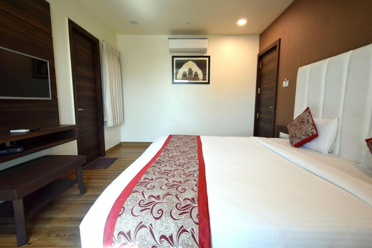 Hotel Fun Park Sanand ภายนอก รูปภาพ