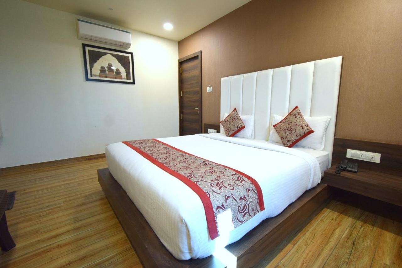 Hotel Fun Park Sanand ภายนอก รูปภาพ