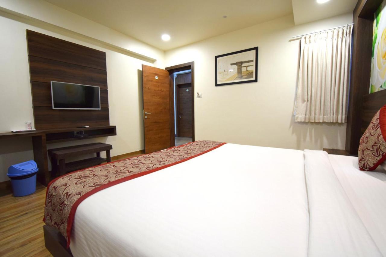 Hotel Fun Park Sanand ภายนอก รูปภาพ