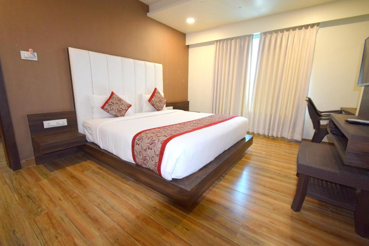Hotel Fun Park Sanand ภายนอก รูปภาพ