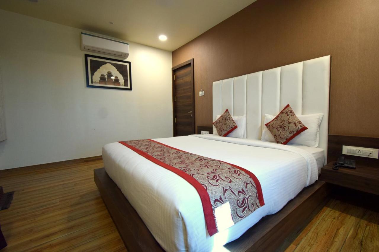 Hotel Fun Park Sanand ภายนอก รูปภาพ